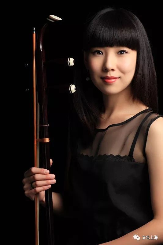 12岁开始跟孙裕德先生学习琵琶.