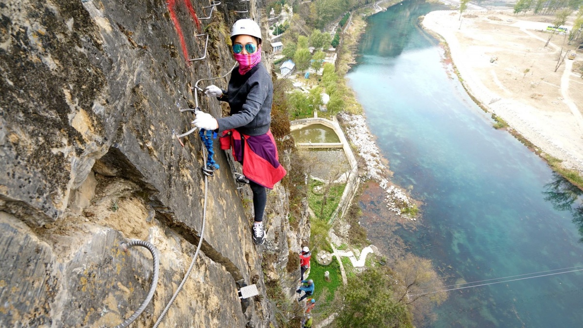 梯,固定缆索,岩石塞,踏脚垫等构成的爬山径道,让爬山者不会攀岩也能攀