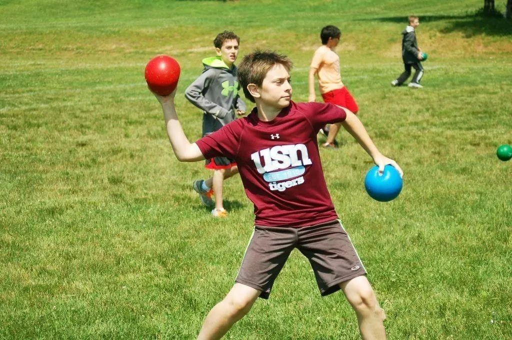 躲避球是一项非常考验身体灵活性和协调性的运动,趣味性强,改善儿童