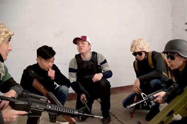 绝地求生风靡全球绝地求生吃鸡真人版狙击行动1整天