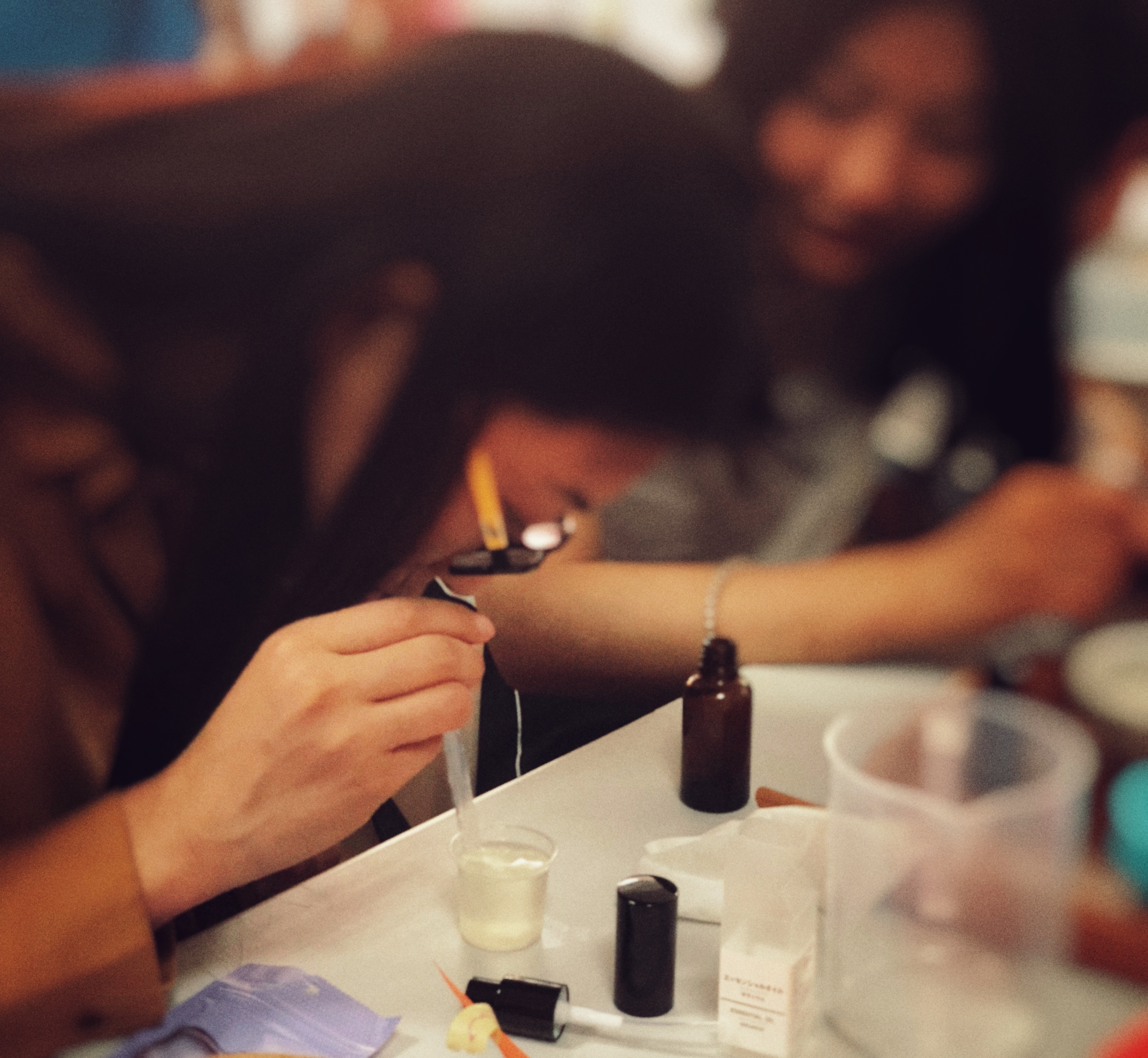 跟着电影学调香|手工萃取植物精油与古典香水调配