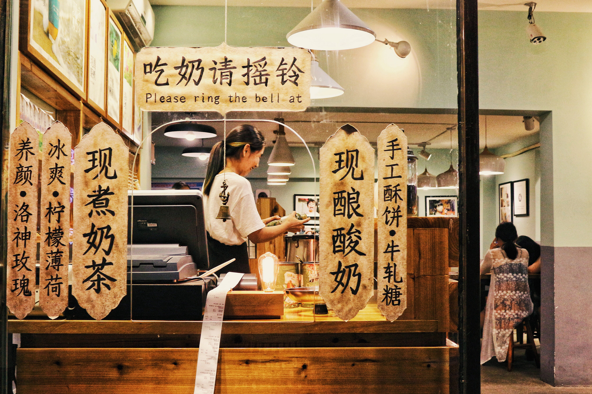 品牌mini奶茶集体出圈，隐藏着怎样的营销秘密？